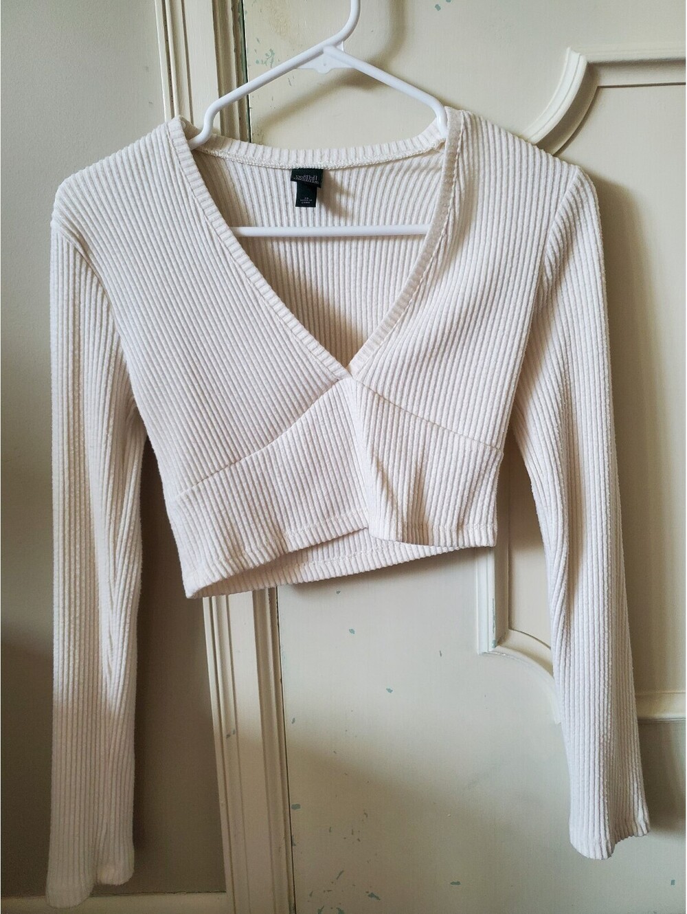 Wild Fable Cream V-Cut Long Sleeve Crop Top